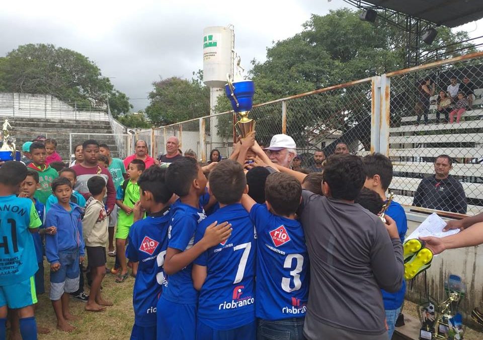 Projeto Bola de Gude ganha Copa de Futebol de campo das categorias de base