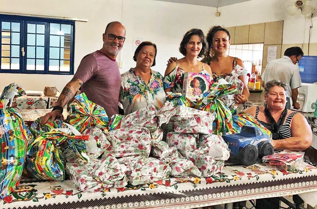 Projeto Sorriso de Criança faz doação de brinquedos a FADA